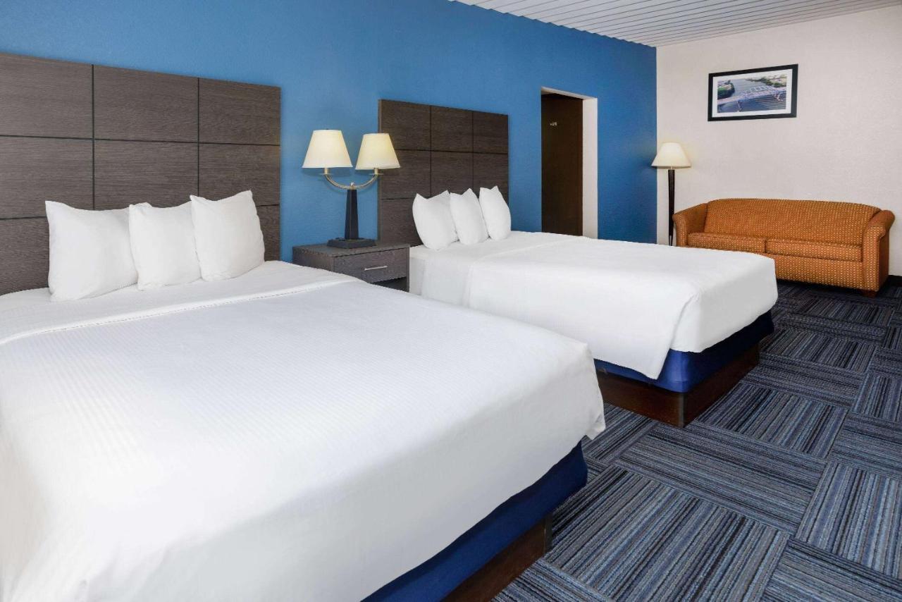 Baymont By Wyndham Appleton Hotel Exterior photo